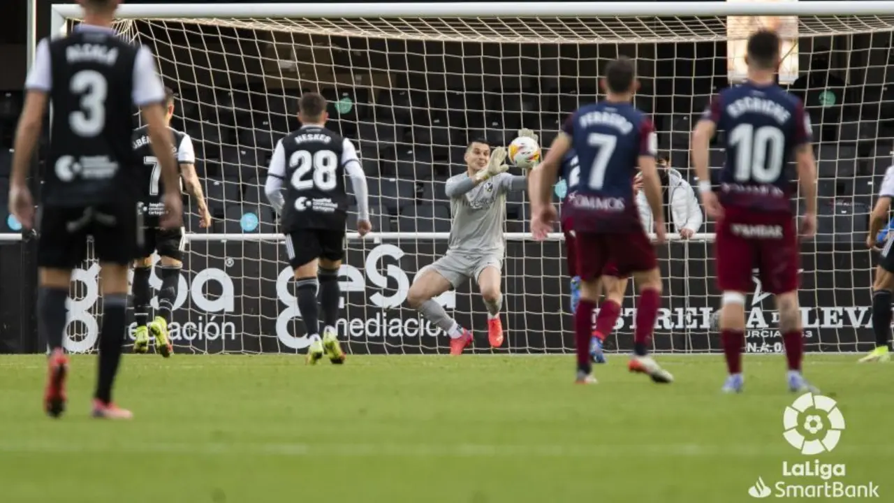 Andr&eacute;s Fern&aacute;ndez para el penalti a Rub&eacute;n Castro en la pasada temporada. Foto: LaLiga
