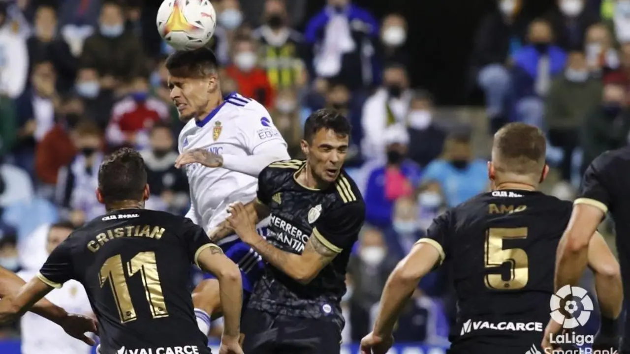 Juan Jos&eacute; Narv&aacute;ez disputa un bal&oacute;n a&eacute;reo frente a la Ponfe en La Romareda. | Foto: LFP