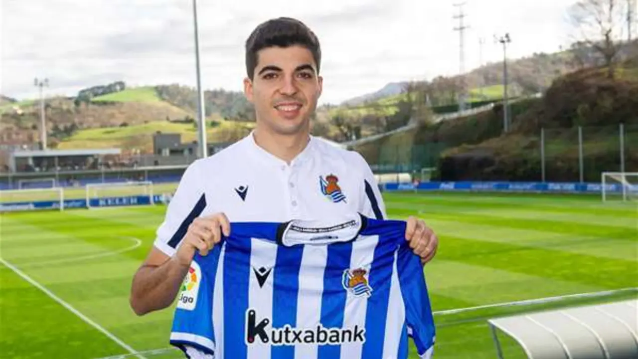 Enrique Clemente posa con la camiseta de su nuevo equipo. | Foto: Real Sociedad