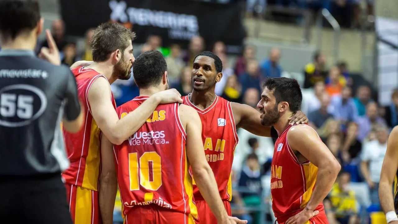 Jugadores del UCAM Murcia celebran un acci&oacute;n | Foto: ACB