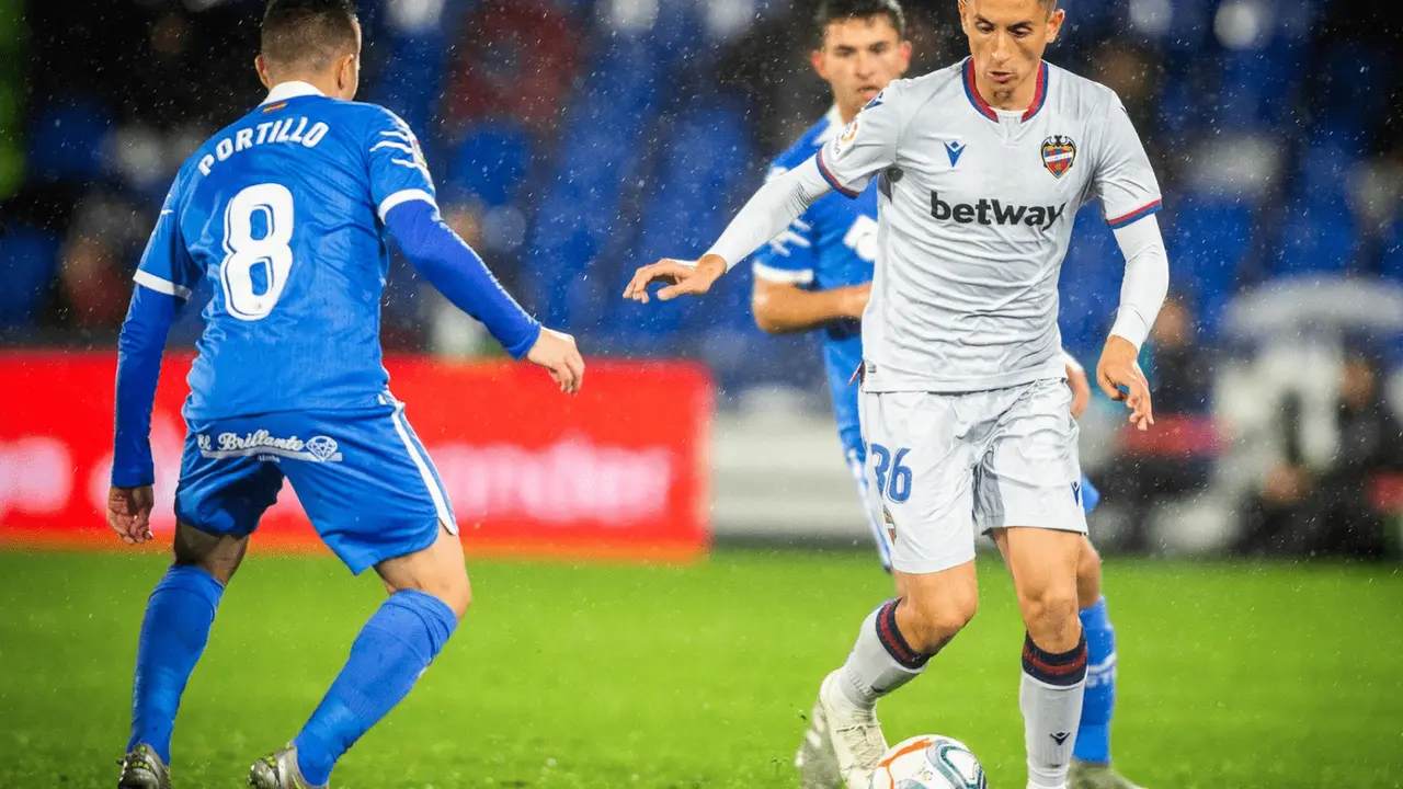 Pablo Mart&iacute;nez ante el Getafe. | Foto: Levante UD