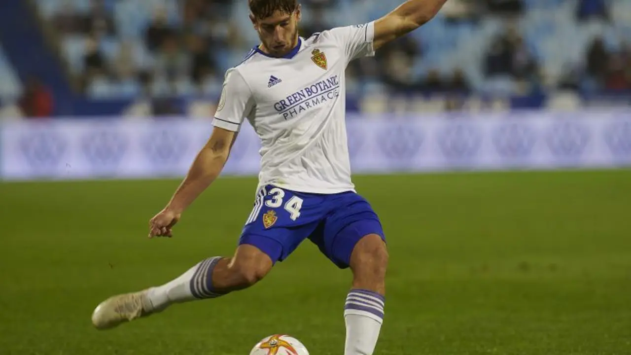 &Aacute;ngel L&oacute;pez golpea el bal&oacute;n en el partido de Copa del Rey disputado frente al Burgos en La Romareda. | Foto: RZ