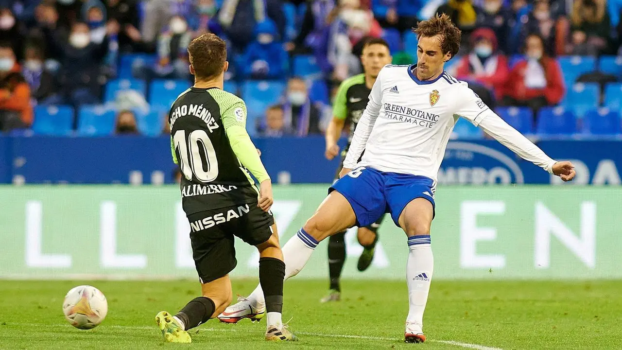 &Iacute;&ntilde;igo Eguaras pugna por un bal&oacute;n en La Romareda | Foto: Real Zaragoza