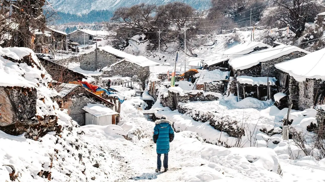 Alex Txikon camina en el pueblo de Samagaun donde espera a poder ir al Manaslu. Foto: Tuiter Alex Txikon