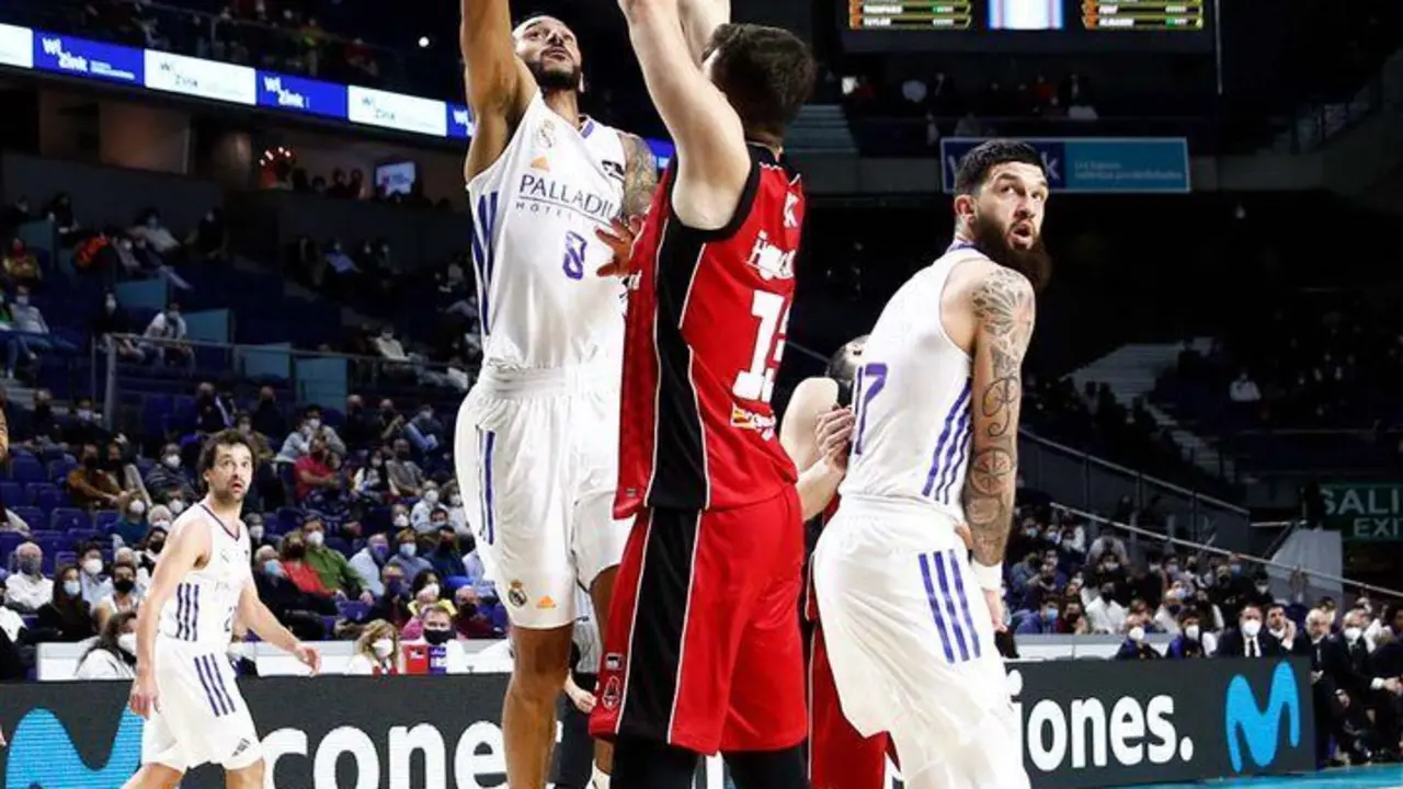Ram&oacute;n Vil&agrave; trata de defender a Randolph | Foto: @RMBaloncesto
