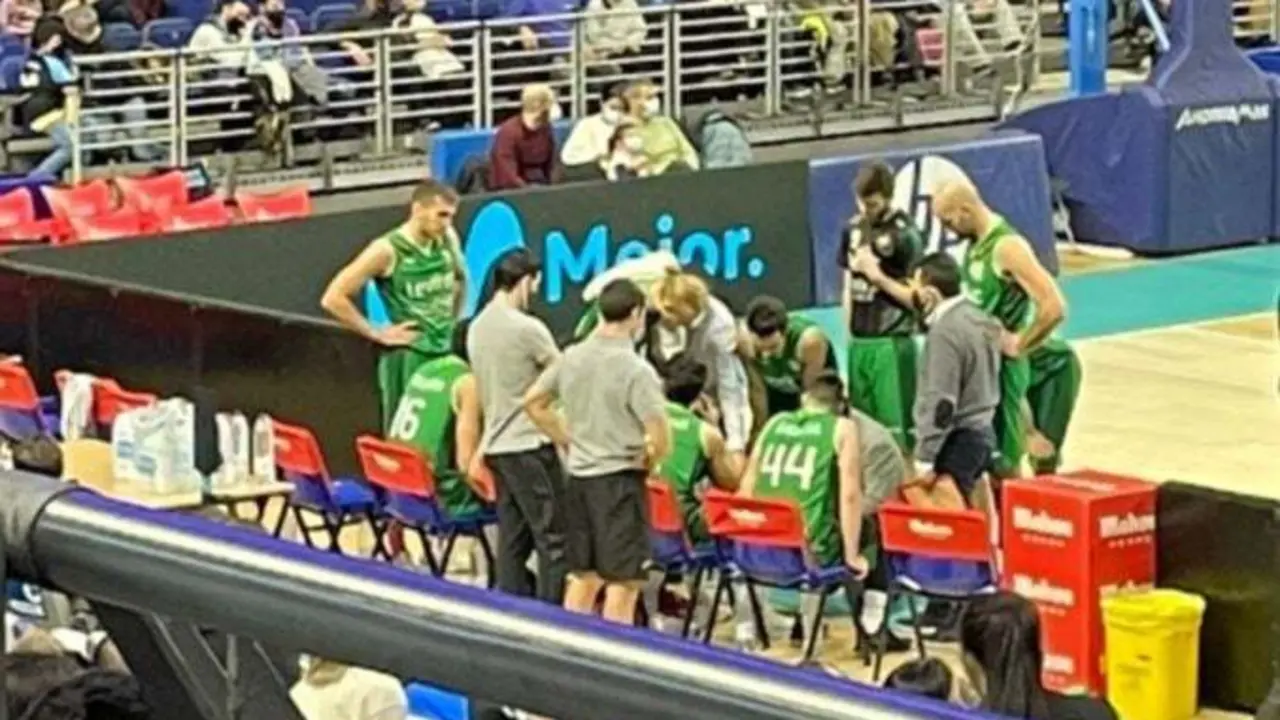 Sergio Lam&uacute;a, cuando dirig&iacute;a al Levitec Huesca, se dirige a sus hombres en un tiempo muerto contra Estudiantes | Foto: SPORTARAGON