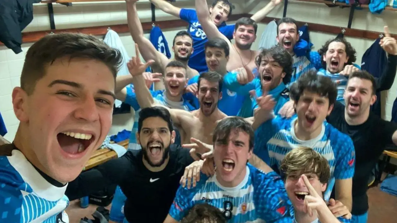 El equipo zaragozano celebra la victoria | Foto: Zaragoza BM