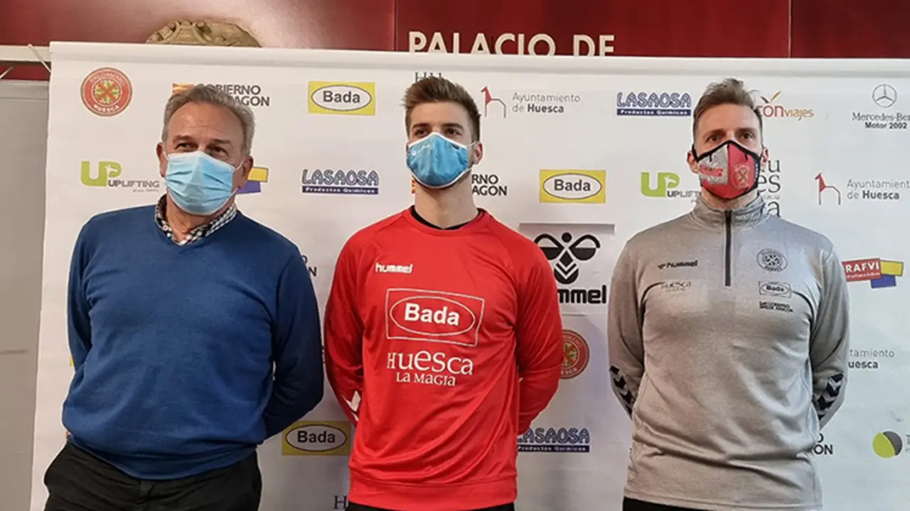 Arnau, a la izquierda, en su presentaci&oacute;n como jugador del Bada Huesca, junto a Fernando P&eacute;rez. Foto: BM Huesca