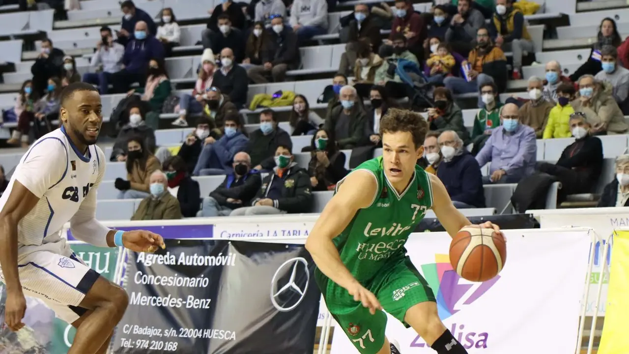 Devon Van Oostrum, en la imagen, ha recalado en el Melilla | Foto: Levitec Huesca