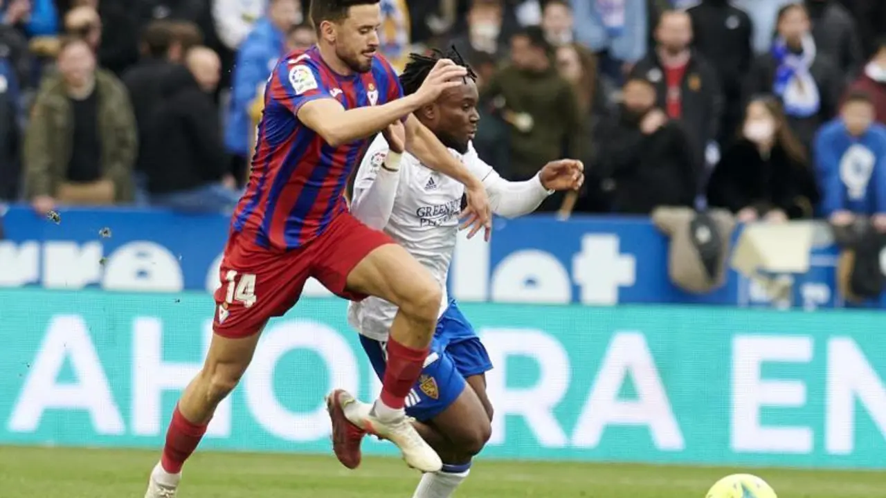 James Igbekeme, en una acci&oacute;n del partido frente a la SD Eibar, esta temporada. | Foto: Real Zaragoza