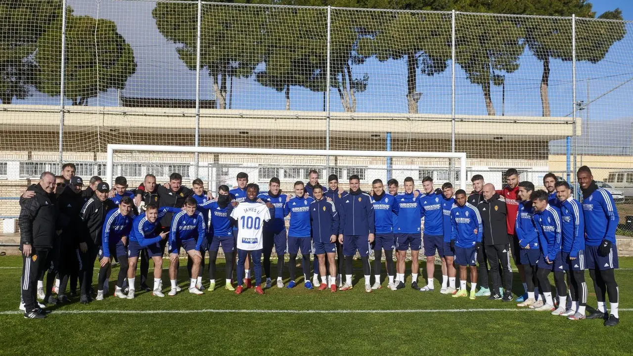 Igbekeme posa con la plantilla al cumplir 100 partidos, 4 encuentros antes de salir cedido | Foto: Real Zaragoza / Tino Gil