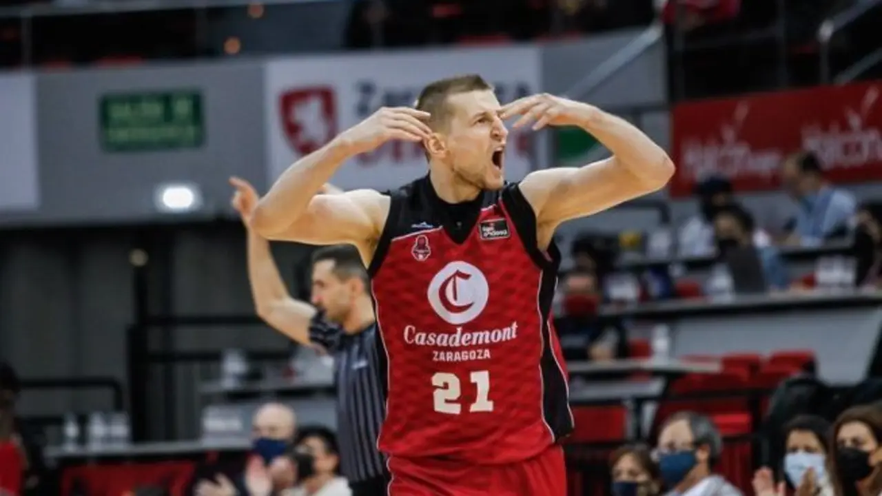 Adam Waczynski celebra una acci&oacute;n ante el Fuenlabrada | Foto: Esther Casas / Casademont Zaragoza