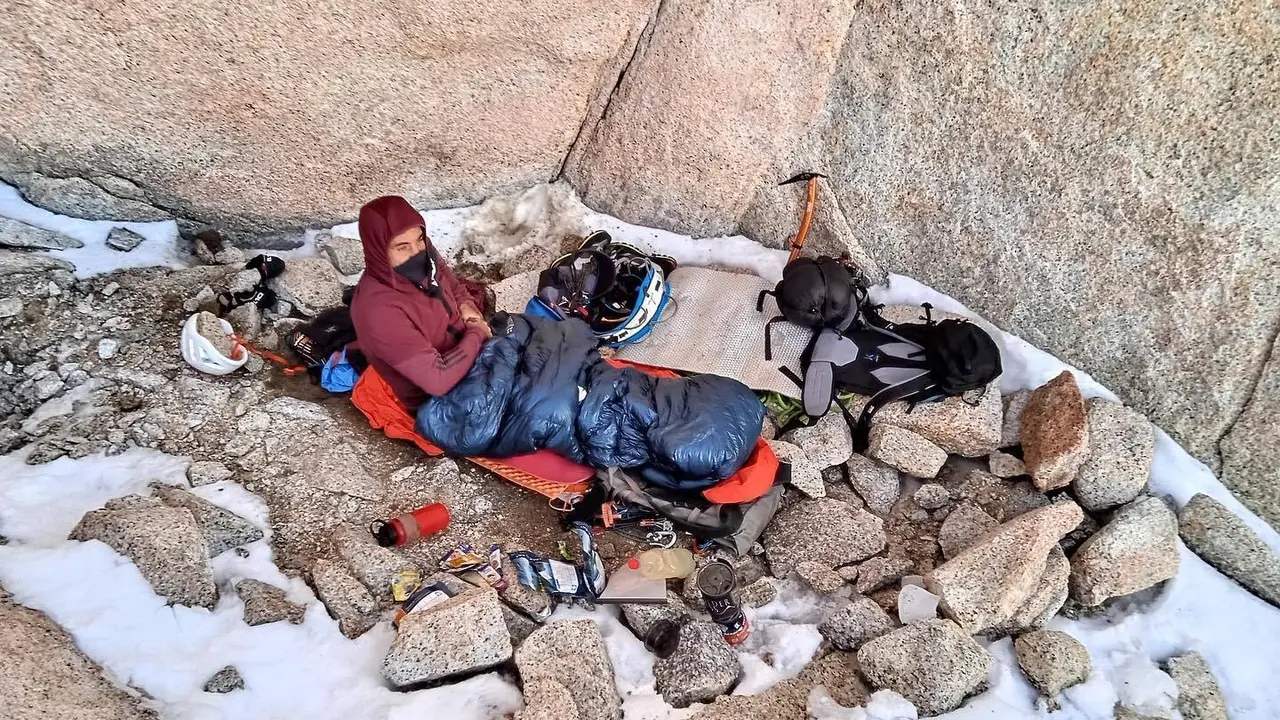 Carlos Su&aacute;rez descansa en la escalada al Fitz Roy. Foto: Carlos Ortiz