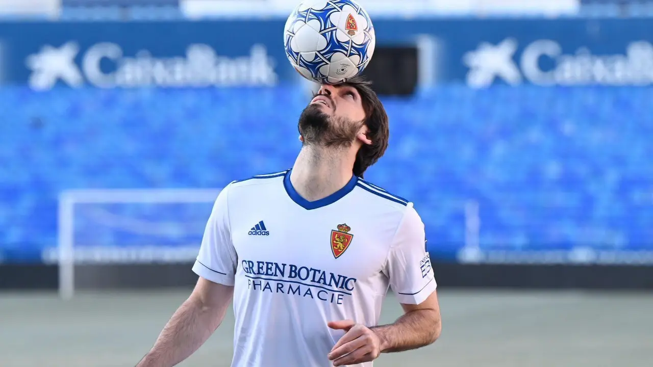 Eugeni Valderrama, en su presentaci&oacute;n como futbolista del Real Zaragoza. | Foto: Real Zaragoza