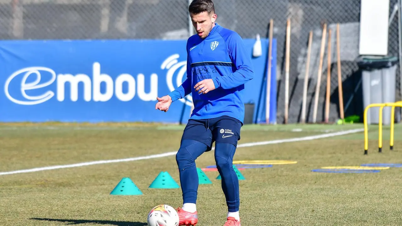 Primera im&aacute;genes de Gerard Valent&iacute;n como azugrana. | Foto: SD Huesca