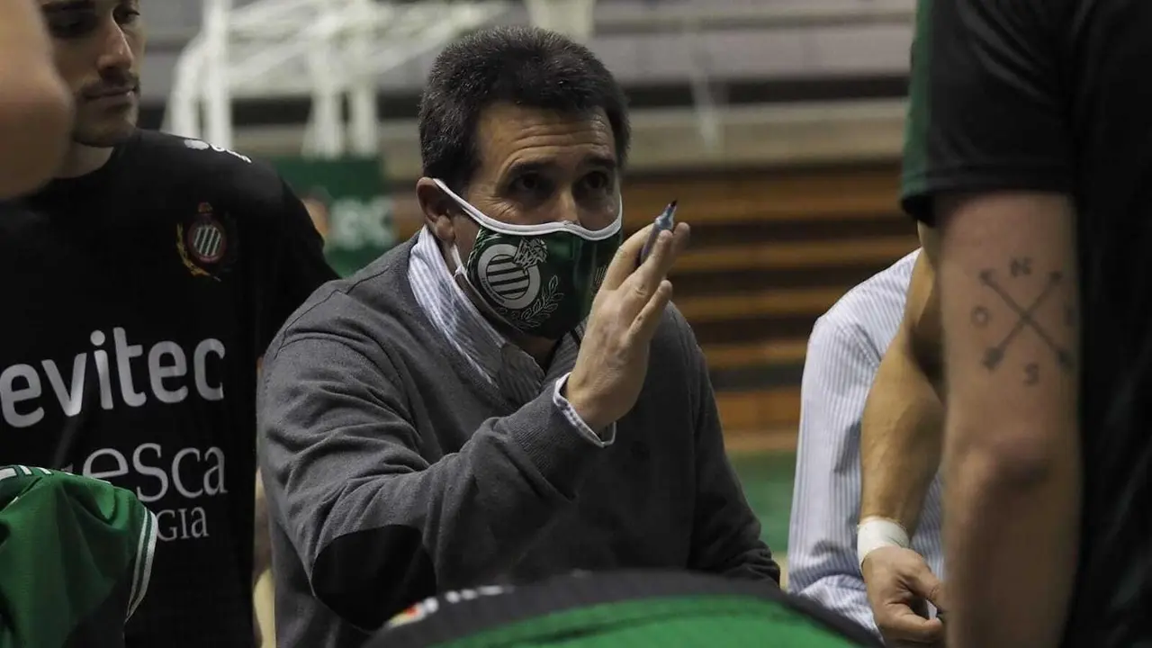Carlos Lanau durante un tiempo muerto en esta nueva etapa al frente del banquillo del Levitec Huesca. Foto: C.Pascual