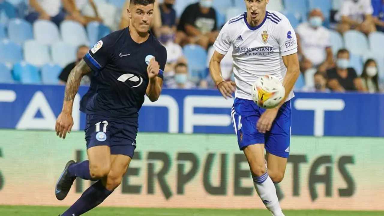 Sergio Castel y Radosav Petrovic disputan un bal&oacute;n en el primer partido de la temporada, la visita del Ibiza a La Romareda. | Foto: RZ