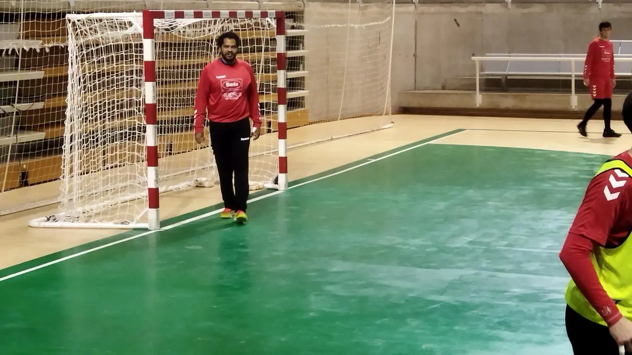 C&eacute;sar Almeida, en la imagen, en el &uacute;ltimo entrenamiento del Bada Huesca previo al partido de Copa contra Cangas. Foto: Sportaragon