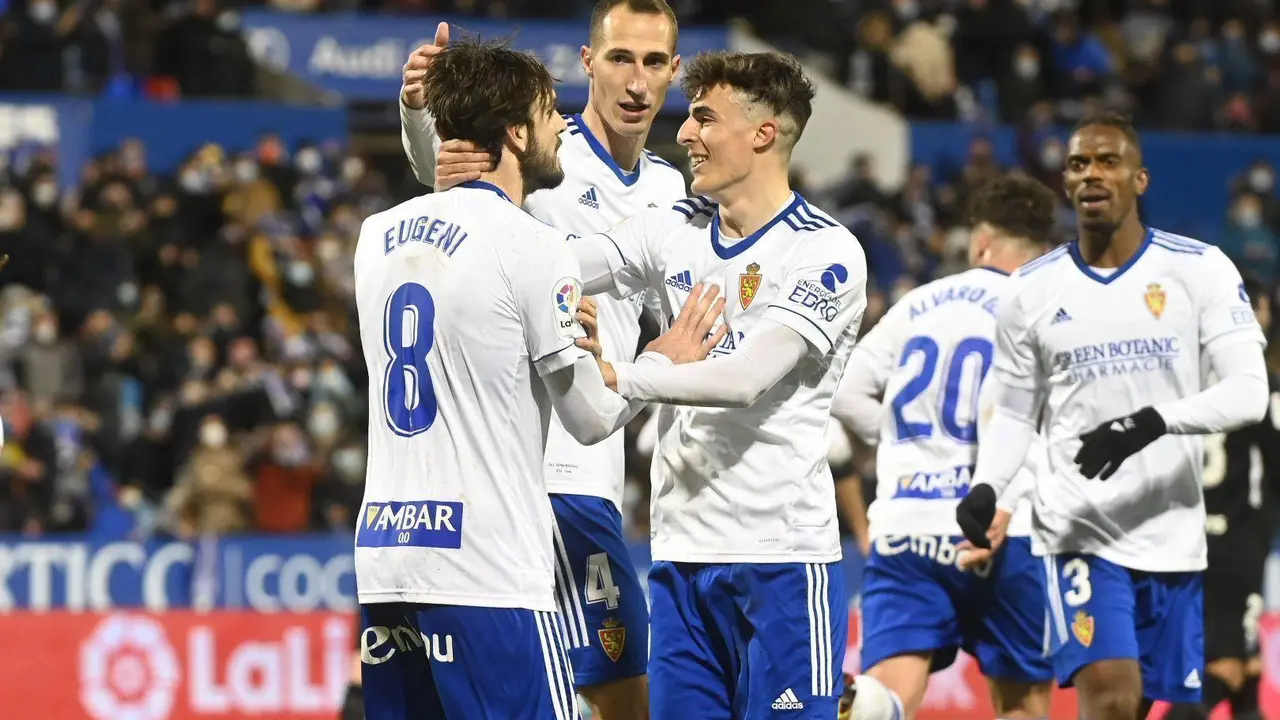Los jugadores celebran el gol de Eugeni desde el punto de penalti |&nbsp;Real Zaragoza