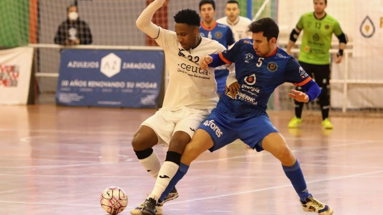 Fran Tabuenca disputa el bal&oacute;n a un contrario | Foto: Andrea Royo L&oacute;pez