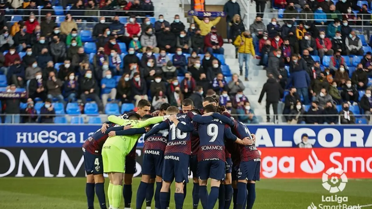 Los jugadores del Huesca hacen pi&ntilde;a antes de iniciar el partido contra el Mirand&eacute;s. Foto: LaLiga