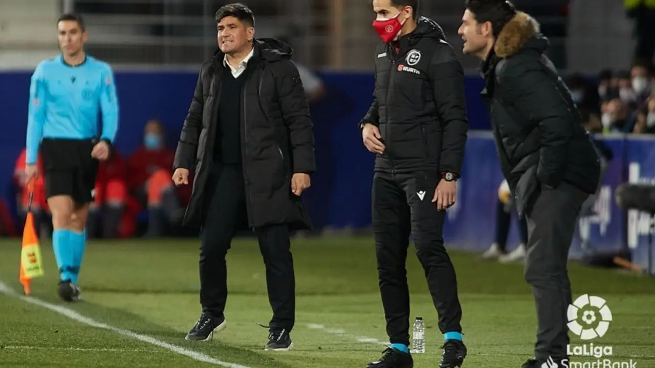 Xisco Mu&ntilde;oz y el entrenador del Mirand&eacute;s, Lolo Escobar, dando &oacute;rdenes desde la banda. Foto: LaLiga
