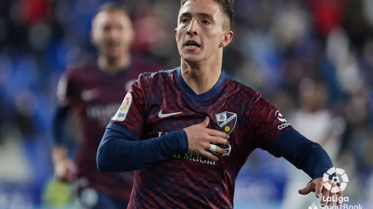 Escriche, tras marcar el gol con el que abri&oacute; el marcador contra el Mirand&eacute;s con un cabezazo colosal. Foto: LaLiga
