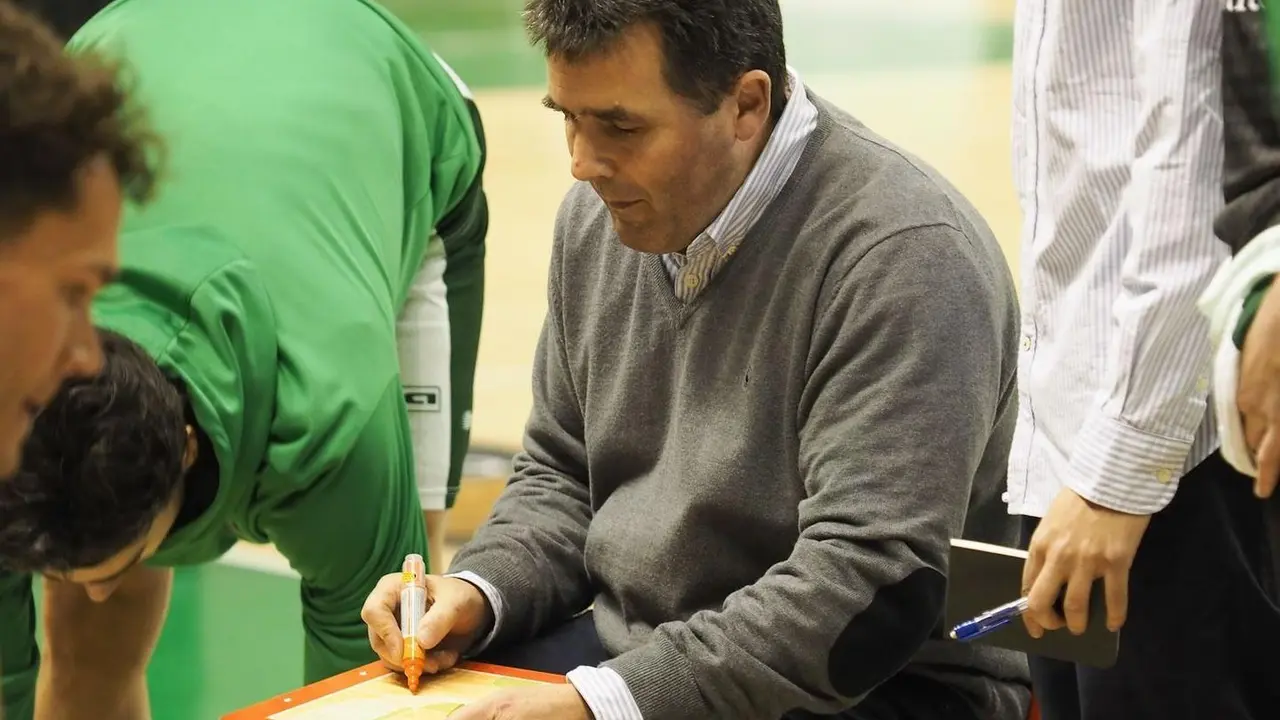 Carlods Lanau, en la imagen, en un tiempo muerto del Levitec Huesca - C&aacute;ceres. Foto: C.Pascual