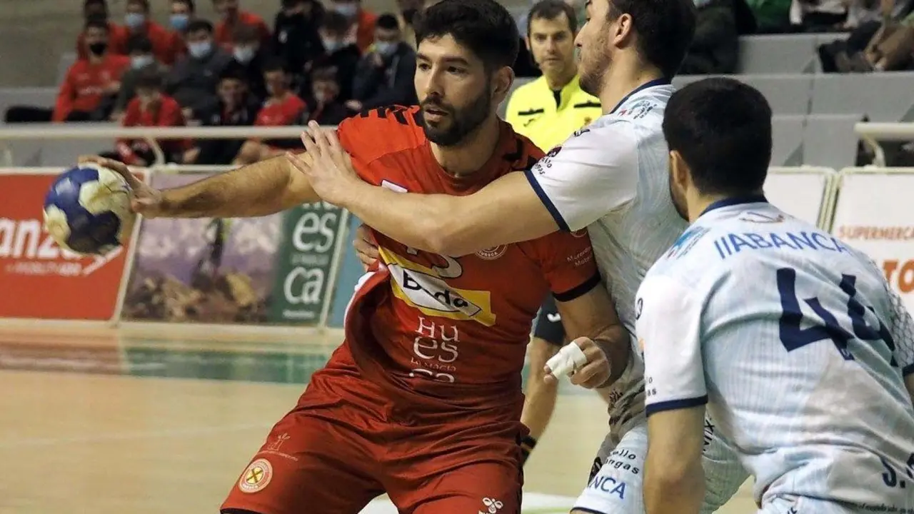 Joao Pinto en una acci&oacute;n del partido de ida de Copa del Rey entre el Bada Huesca y el Cangas. Foto: C.Pascual