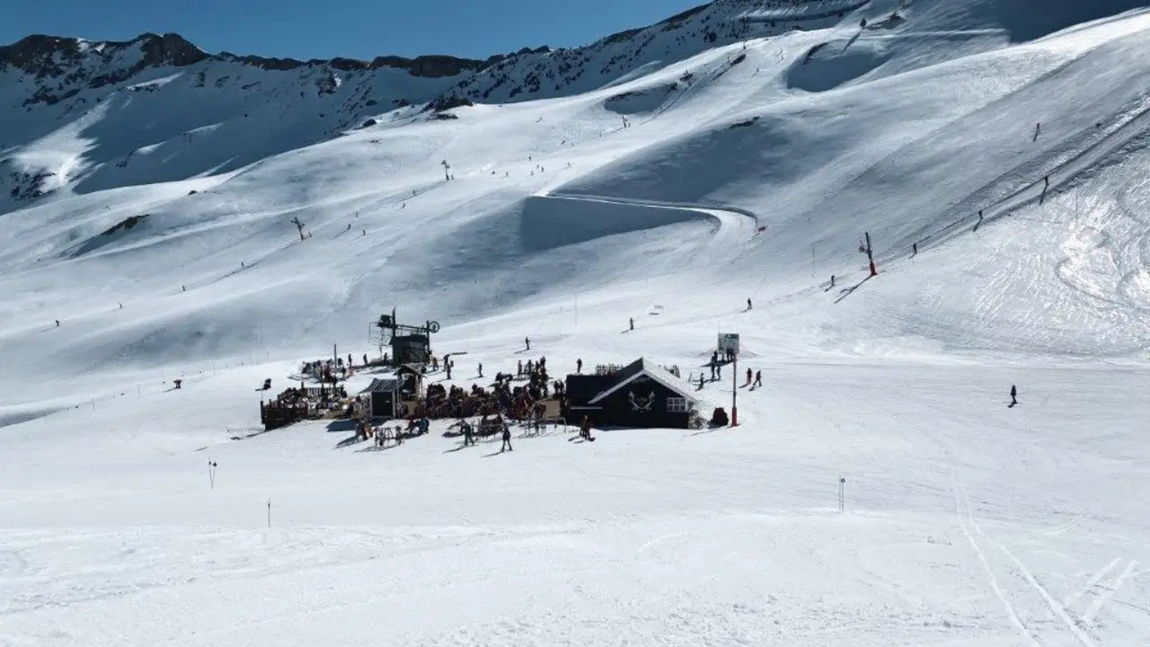 Imagen de una de las terrazas que salpican la estaci&oacute;n de esqu&iacute; de Aram&oacute;n Formigal-Panticosa. Foto: Aram&oacute;n
