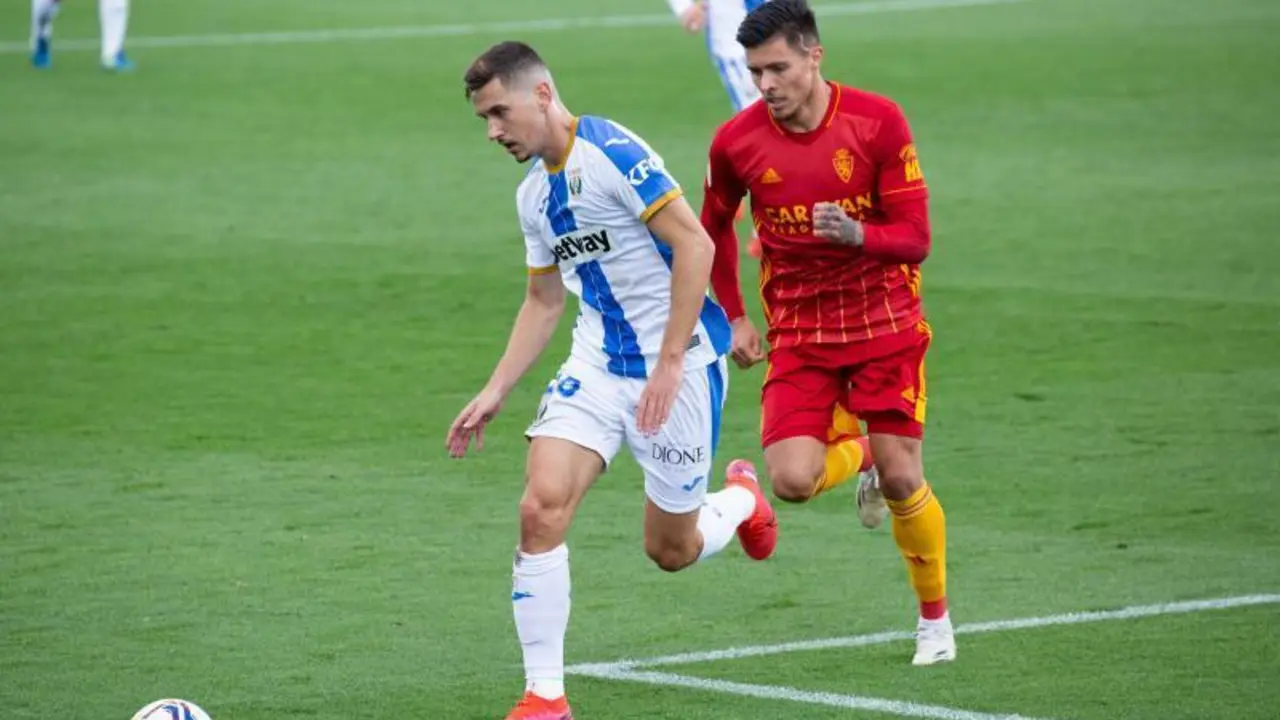Juanjo Narv&aacute;ez disputa un bal&oacute;n en el Legan&eacute;s - Real Zaragoza de la temporada pasada. | Foto: RZ