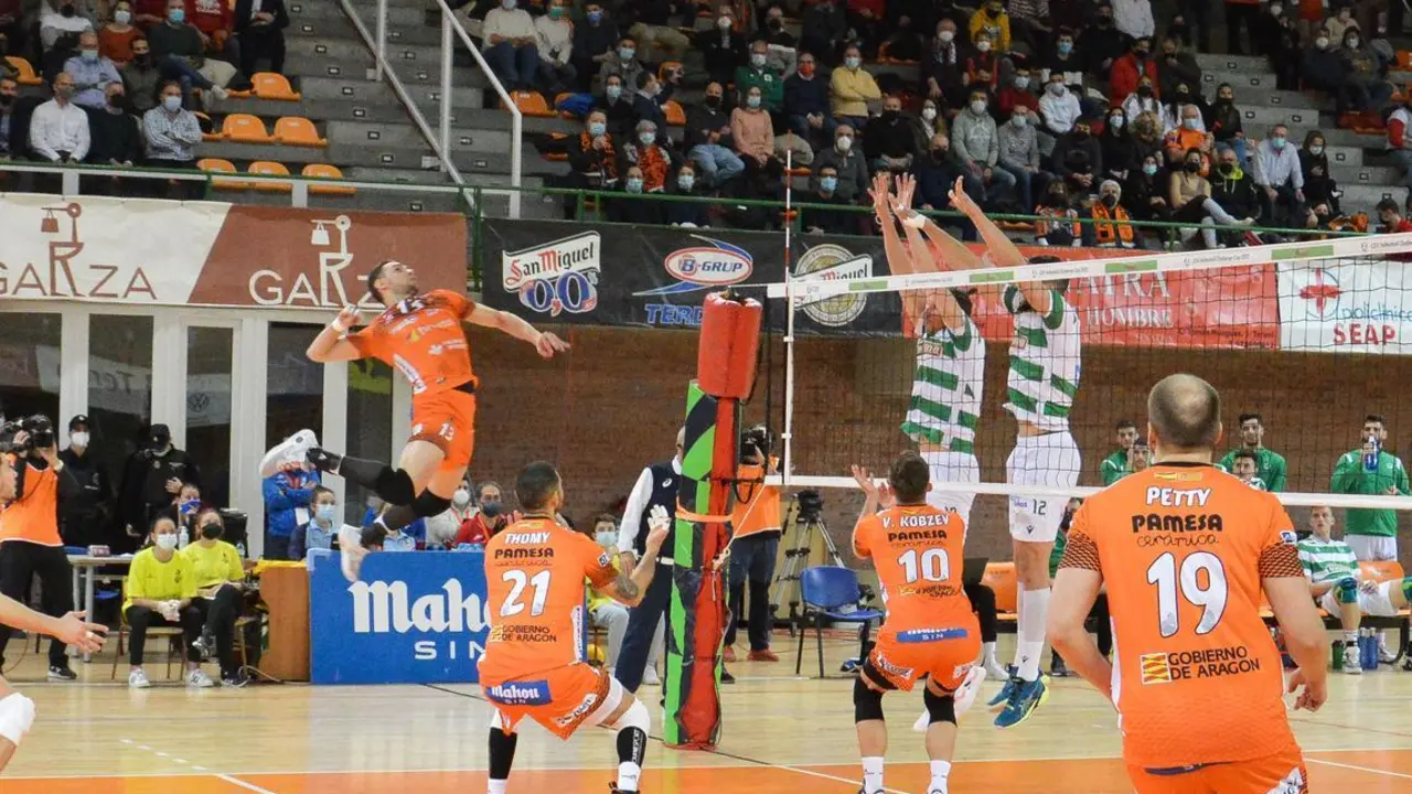 Eliminatoria contra el Panathinaikos en la Challenge Cup. | Foto: CV Teruel