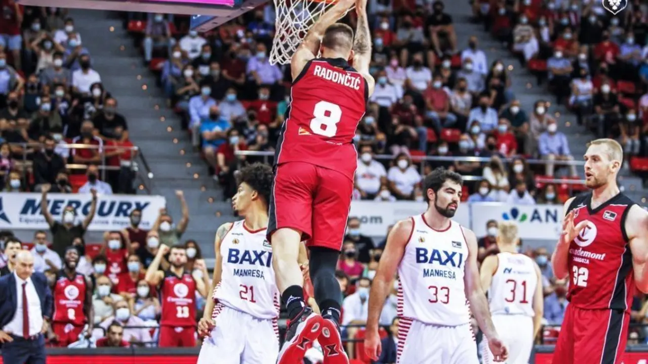 Dino Radoncic se cuelga del aro en el partido de la primera vuelta | Foto: Esther Casas / Casademont Zaragoza