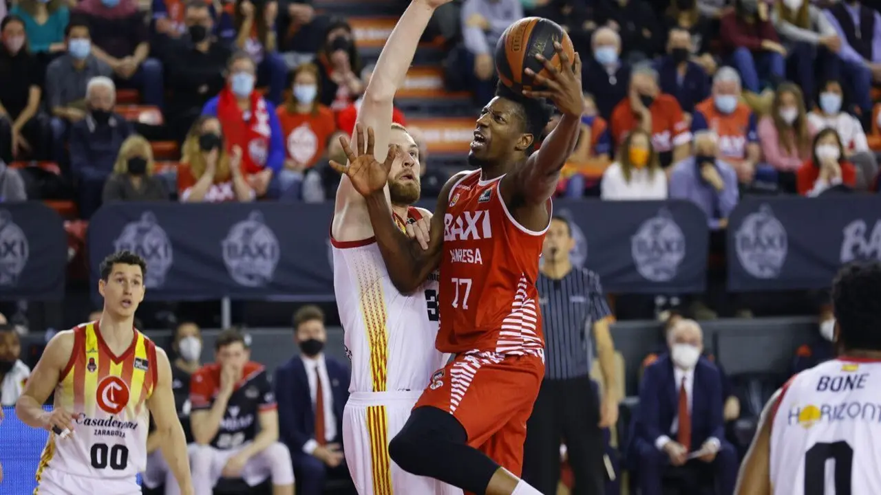 Hlinason trata de impedir una entrada de Sima | Foto: J. Alberch / ACB