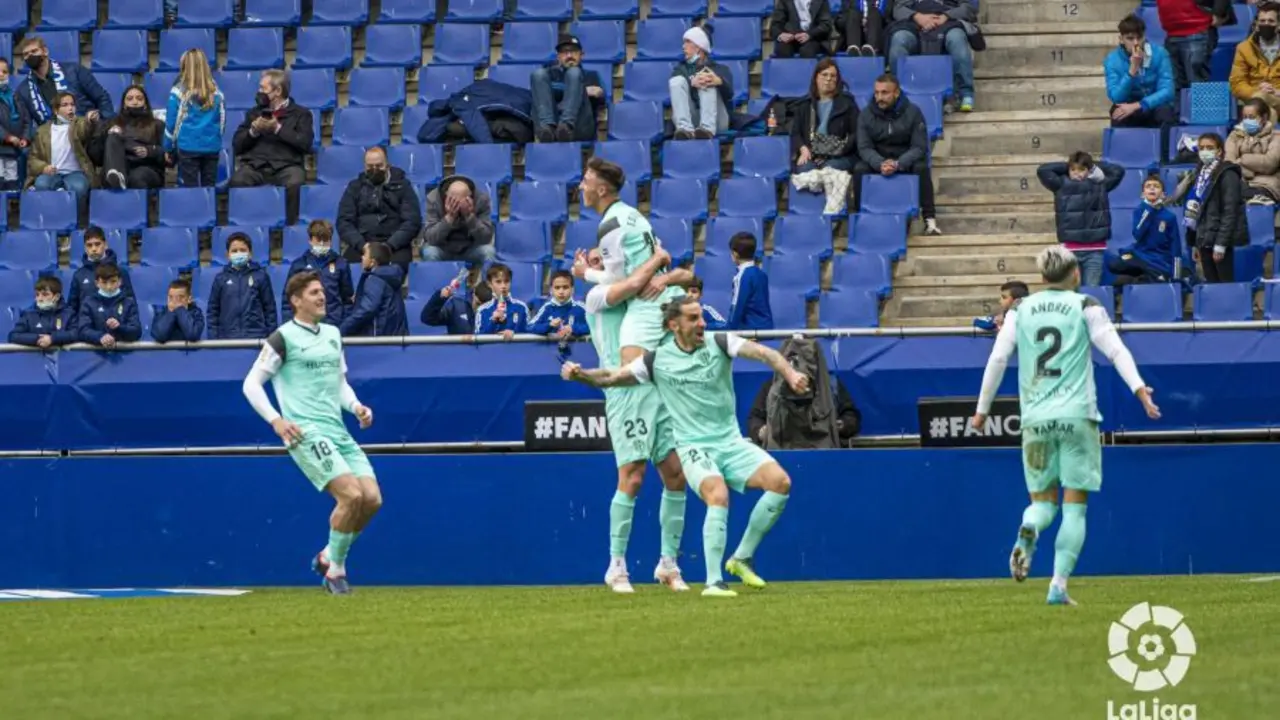 Los jugadores del Huesca celebran el empate a 3 contra el Real Oviedo que firm&oacute; Ignasi Miquel. Foto: LaLiga