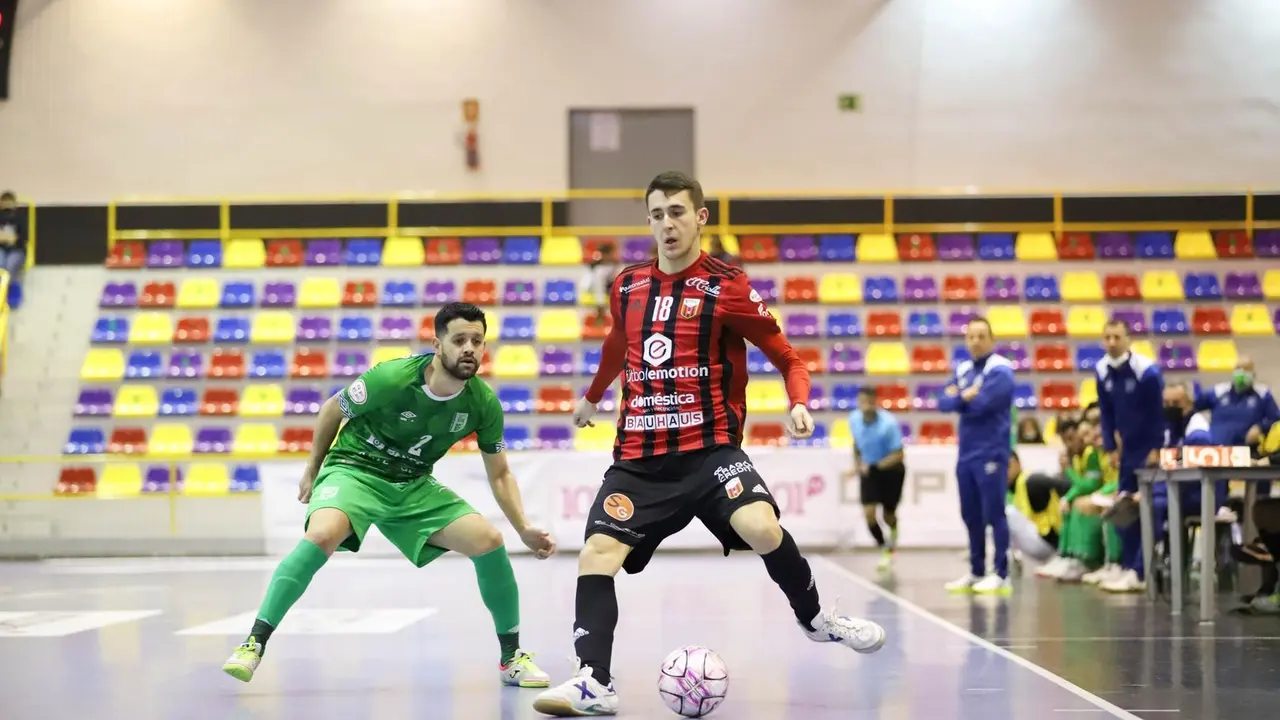 Sergio Barona busca una l&iacute;nea de pase | Foto: UMA Antequera