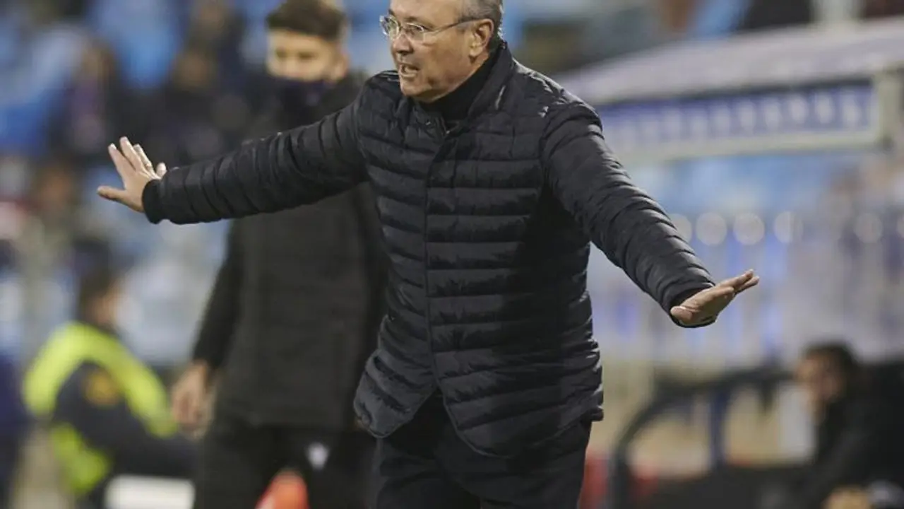 Juan Ignacio Mart&iacute;nez da instrucciones desde el banquillo. | Foto: RZ