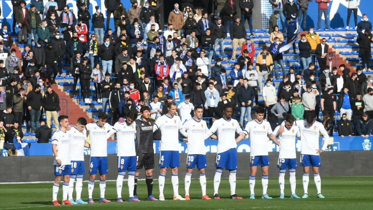 El once del Real Zaragoza guarda un minuto de silencio en memoria del presidente Jos&eacute; Gil Lecha | Foto: Real Zaragoza