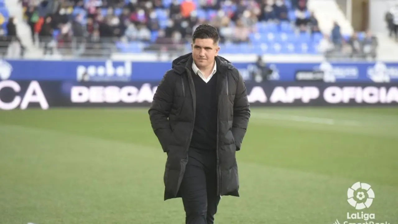 Xisco antes de iniciar el partido entre el Huesca y el Lugo. Foto: LaLiga