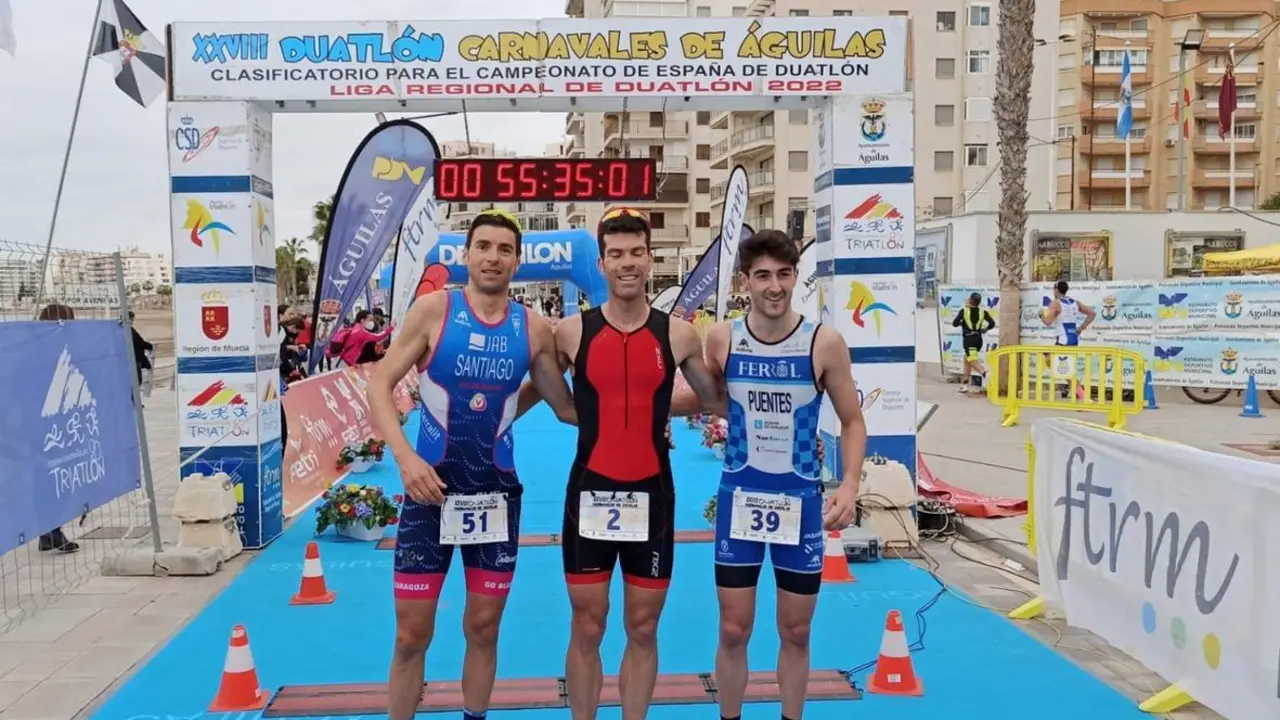 Imagen del podio m&aacute;sculino de la competici&oacute;n celebrada en &Aacute;guilas Murcia). Foto: FETRI