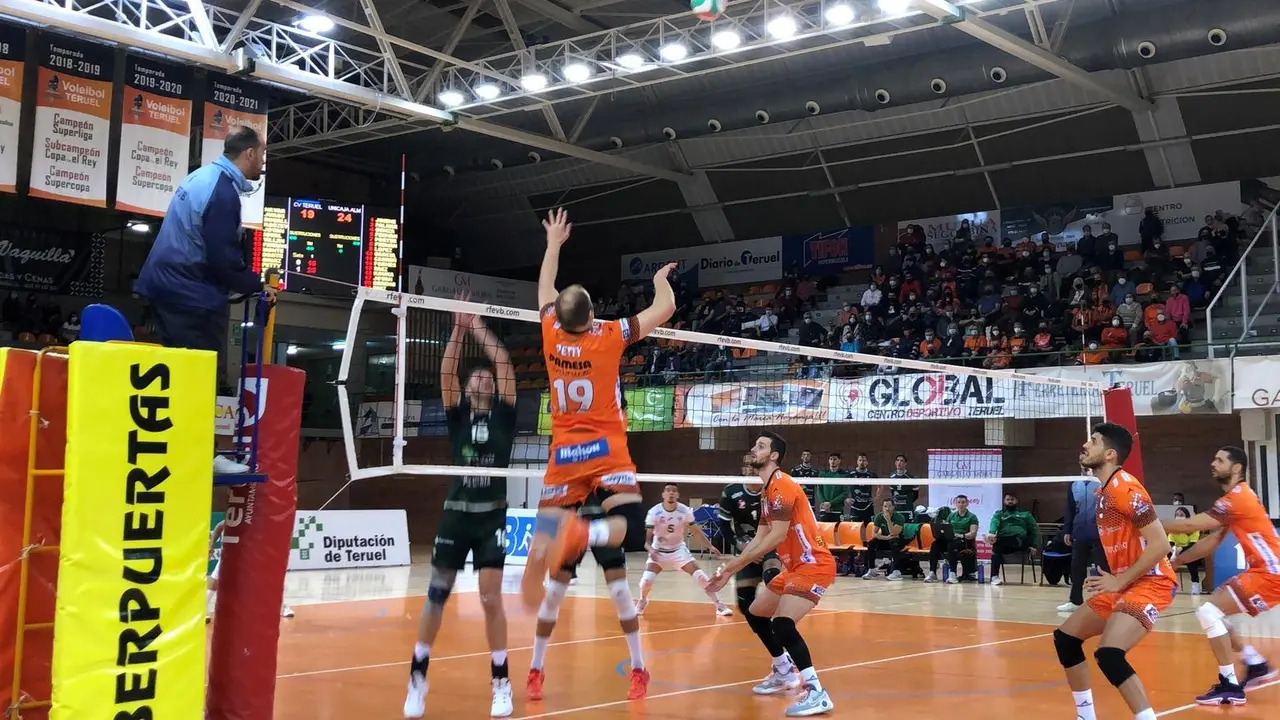 Duelo entre los turolenses y el Unicaja Almer&iacute;a. | Foto: CV Teruel
