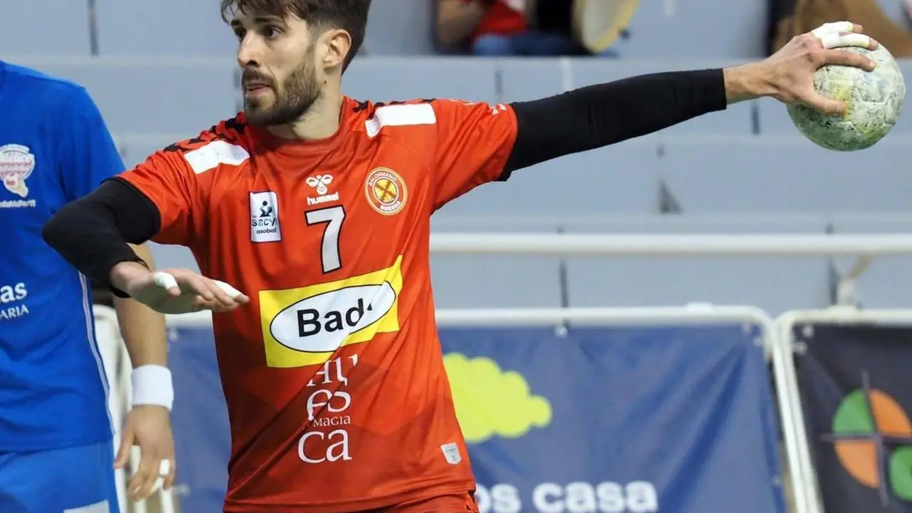 Gerard Carmona, en la imagen, en uno de los 7 metros que lanz&oacute; a Valladolid. Foto: C.Pascual