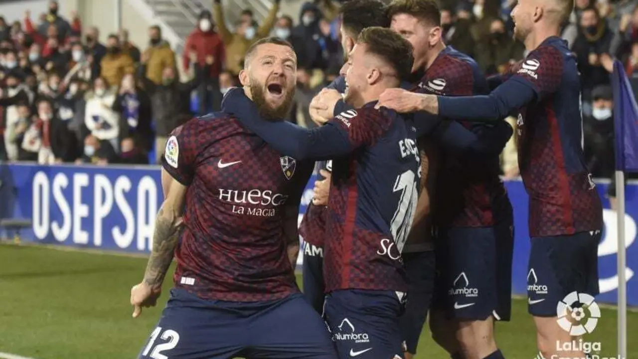 Equipo y afici&oacute;n celebran el gol de la SD Huesca contra el Lugo de forma euf&oacute;rica | Foto: LaLiga