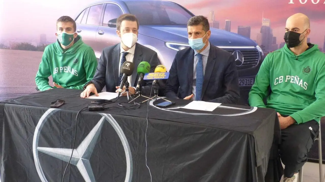 Antonio Or&uacute;s, segundo por la izquierda, durante la presentaci&oacute;n del patrocinio de &Aacute;greda Motor. Foto: CB Pe&ntilde;as