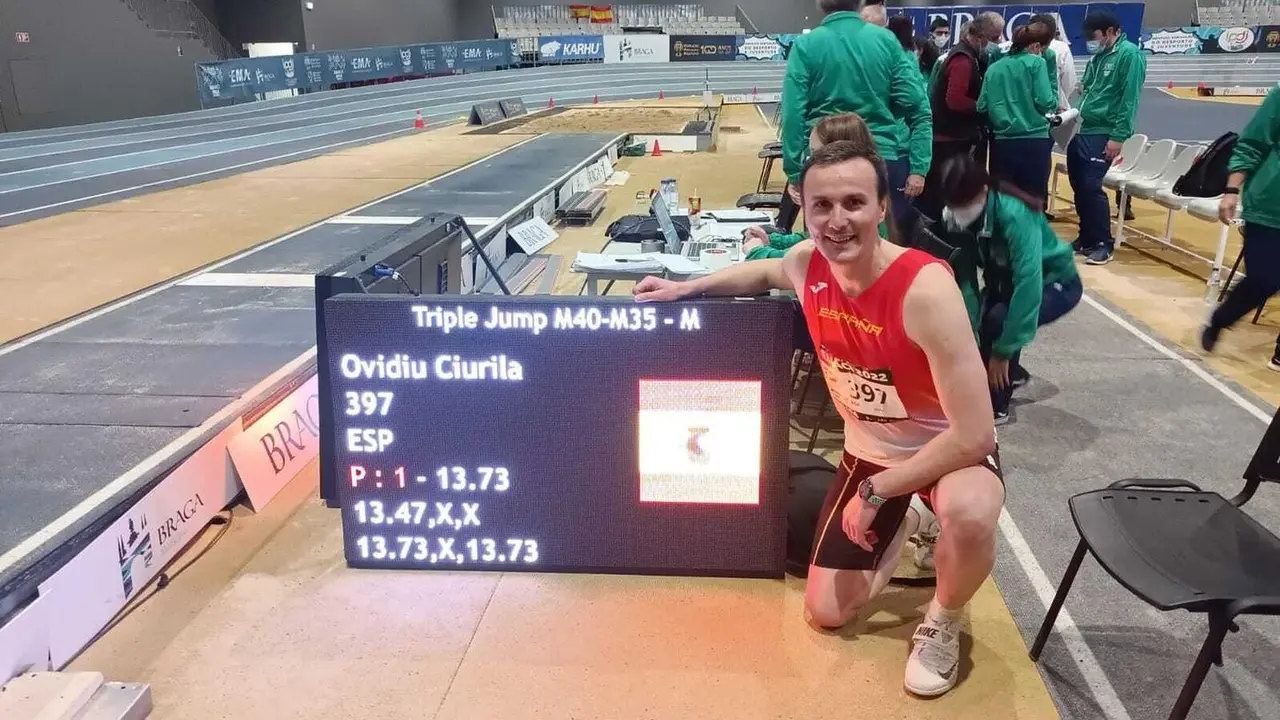 Ovidiu Ciurila posa con la marca que le ha dado el oro en triple salto en el campeonato de Europa master. Foto: Cedida