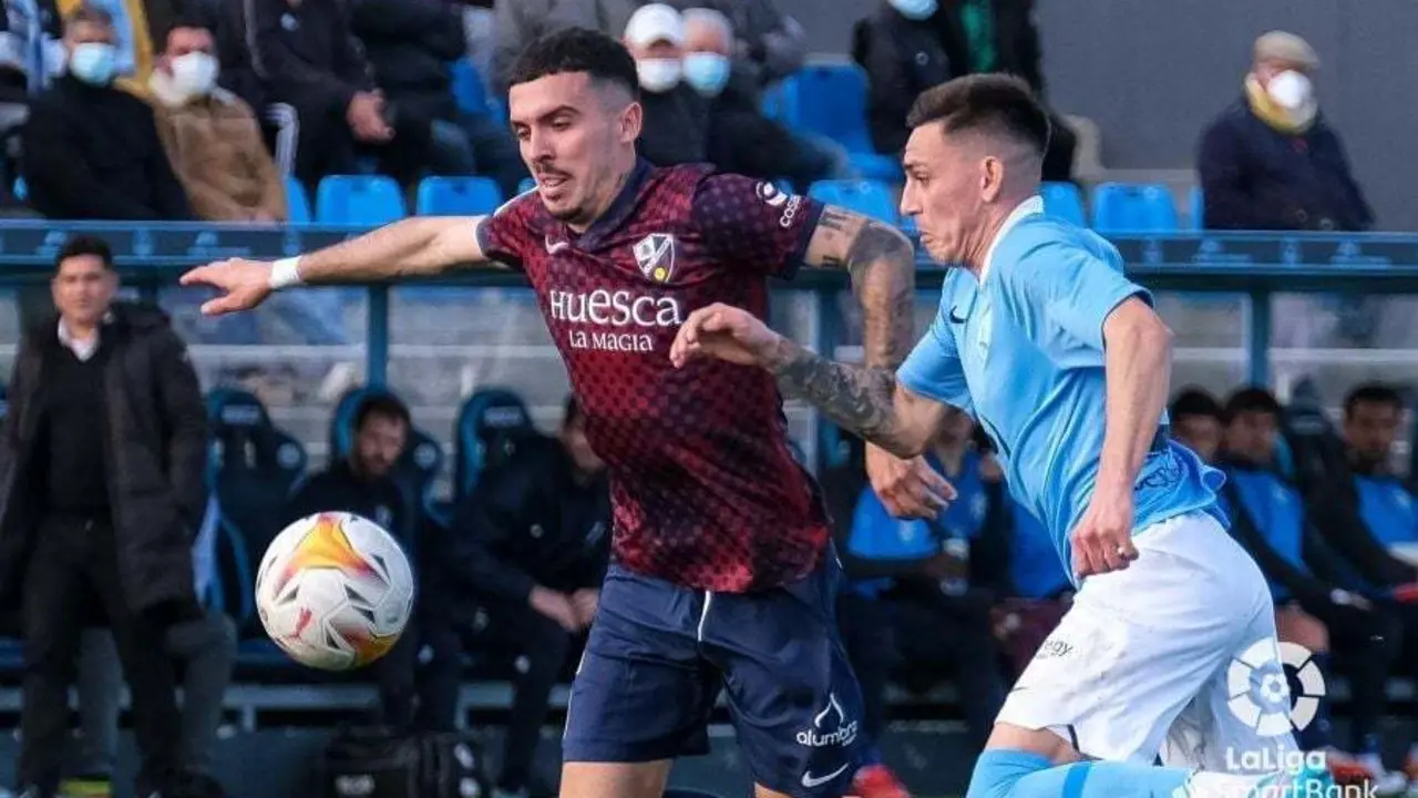Joaqu&iacute;n pugna por el bal&oacute;n con un jugador del Ibiza. Foto: LaLiga