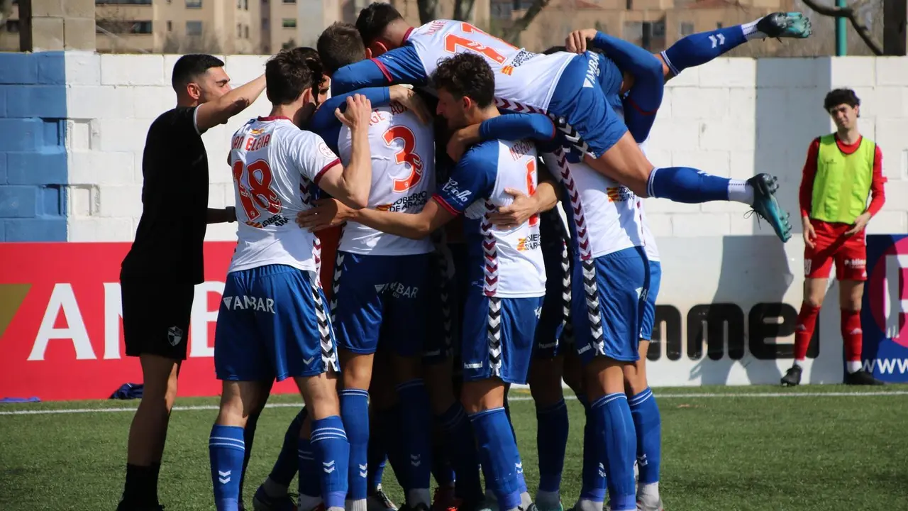 Los zaragozanos celebrando el gol contra el Teruel. | Foto: CD Ebro
