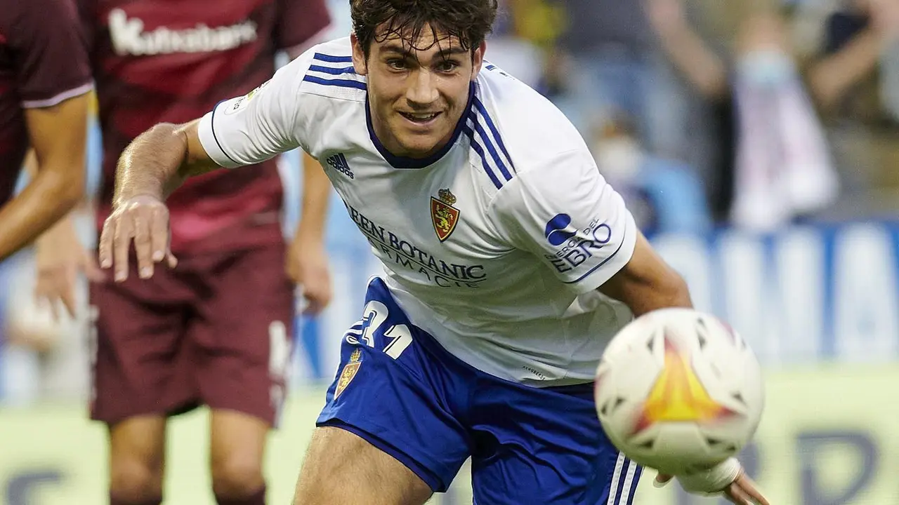 Iv&aacute;n Az&oacute;n persigue el bal&oacute;n en La Romareda | Foto: Real Zaragoza
