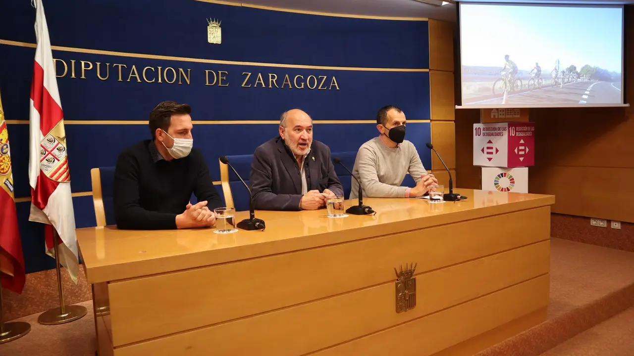 Javier Solanas, a la derecha de la imagen, acompa&ntilde;ado de H&eacute;ctor Sarri&aacute; y Jos&eacute; Manuel Aranda. Foto: DPZ