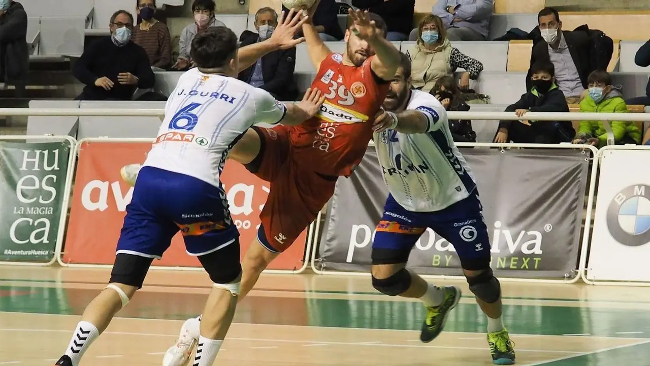 Asier Nieto se lanza a la porter&iacute;a de Rangel con la oposici&oacute;n de dos jugadores del Granollers. Foto: C. Pascual